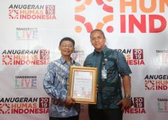 Asisten Administrasi Umum dan Kepegawaian Kota Bandung, Dadang Gantina (kiri) dan Kepala Bagian Humas Setda Kota Bandung, Sony Teguh Prasatya (kanan) usai menerima penghargaan Anugerah Humas Indonesia (AHI) 2019.