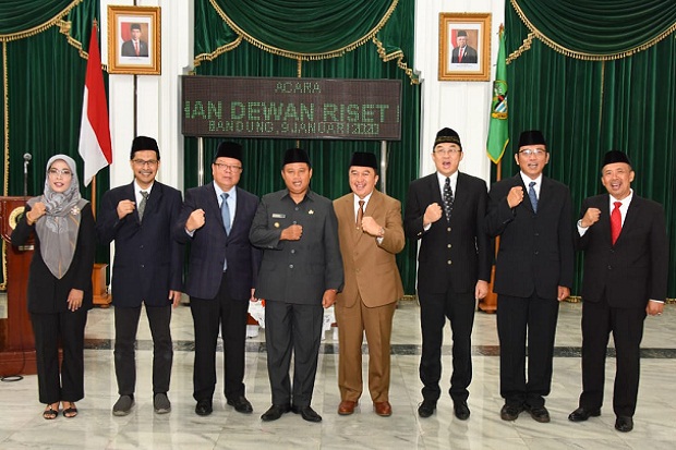 Wagub Jabar Uu Ruzhanul Ulum Lantik Dewan Riset Daerah Masa Bakti 2019 – 2022