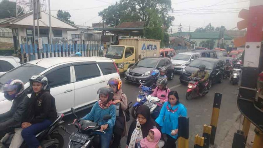 potret kemacetan di jalan raya Dustira - Sriwijaya