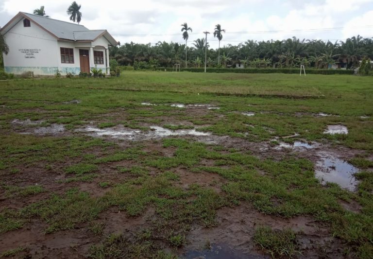 Setiap Hujan Lapangan Upacara SDN 167/X Pandan Jaya Banjir