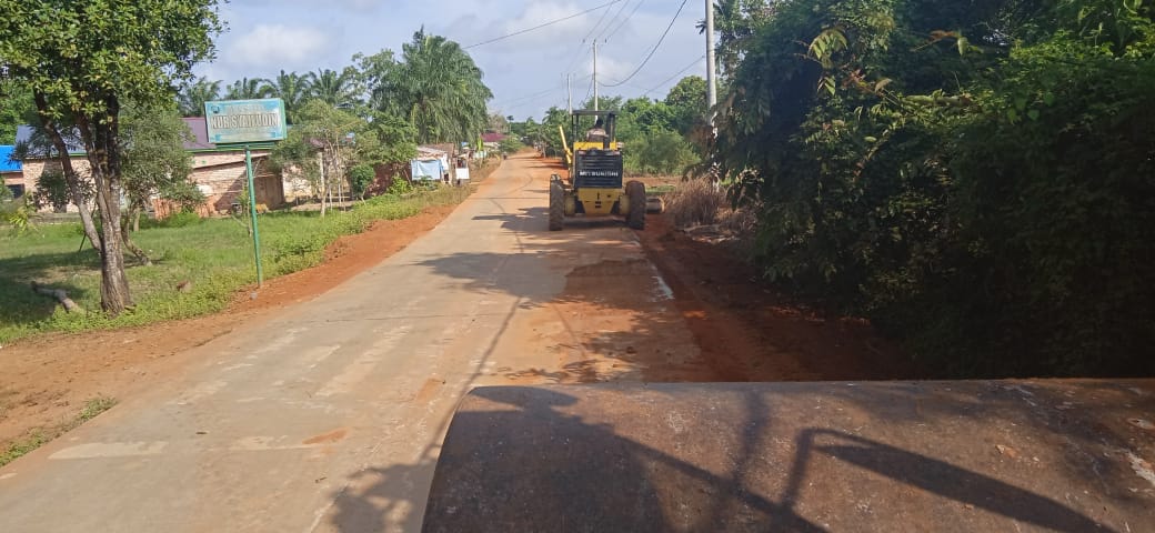 Sesuai Harapan Masyarakat, Dinas PUPR Tanjabtim Timbun Bahu Jalan Rigit Beton Jalur Dendang