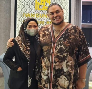 (Kiri) Bunda Elin (Kanan) Ivan Gunawan Perancang Busana Terkenal (Foto;AMF)