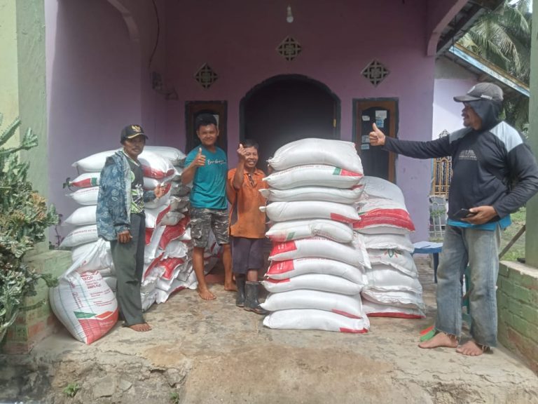 Bantu Tingkatkan Hasil Panen, Pemdes Suka Maju Bagikan Pupuk Non Subsidi untuk Petani