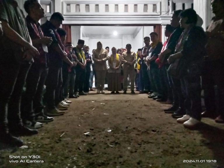 Jelang Debat Dilla- Muslimin Tanja Baca Doa Bersama Di Posko Tim Pemenangan