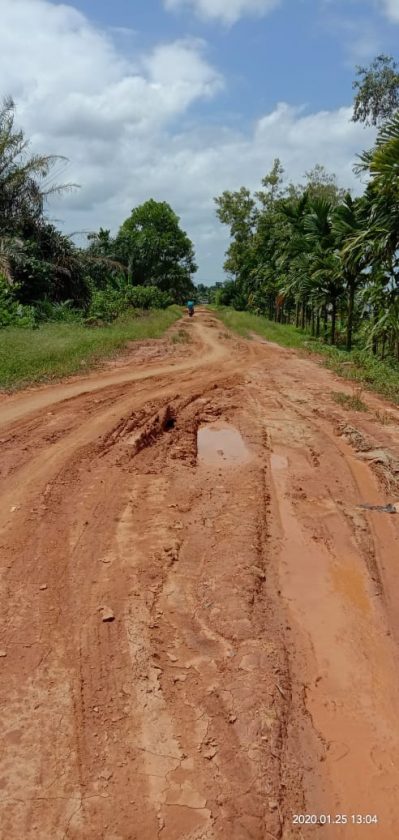 Potret jalan rusak di Kelurahan Pandan Jaya Kecamatan Geragai Kabupaten Tanjung Jabung Timur