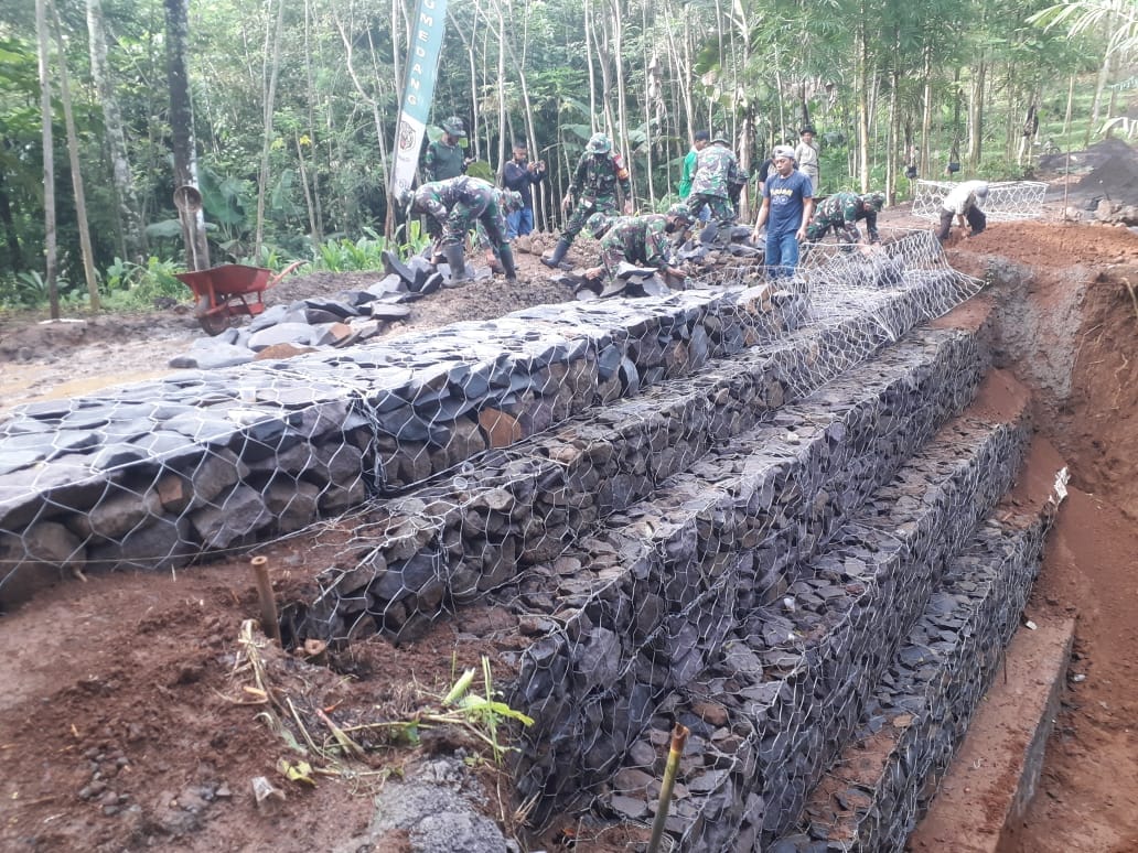 Dandim 0610/Sumedang Laksanakan Pemasangan Bronjong Anti Longsor di Tanjung Medar