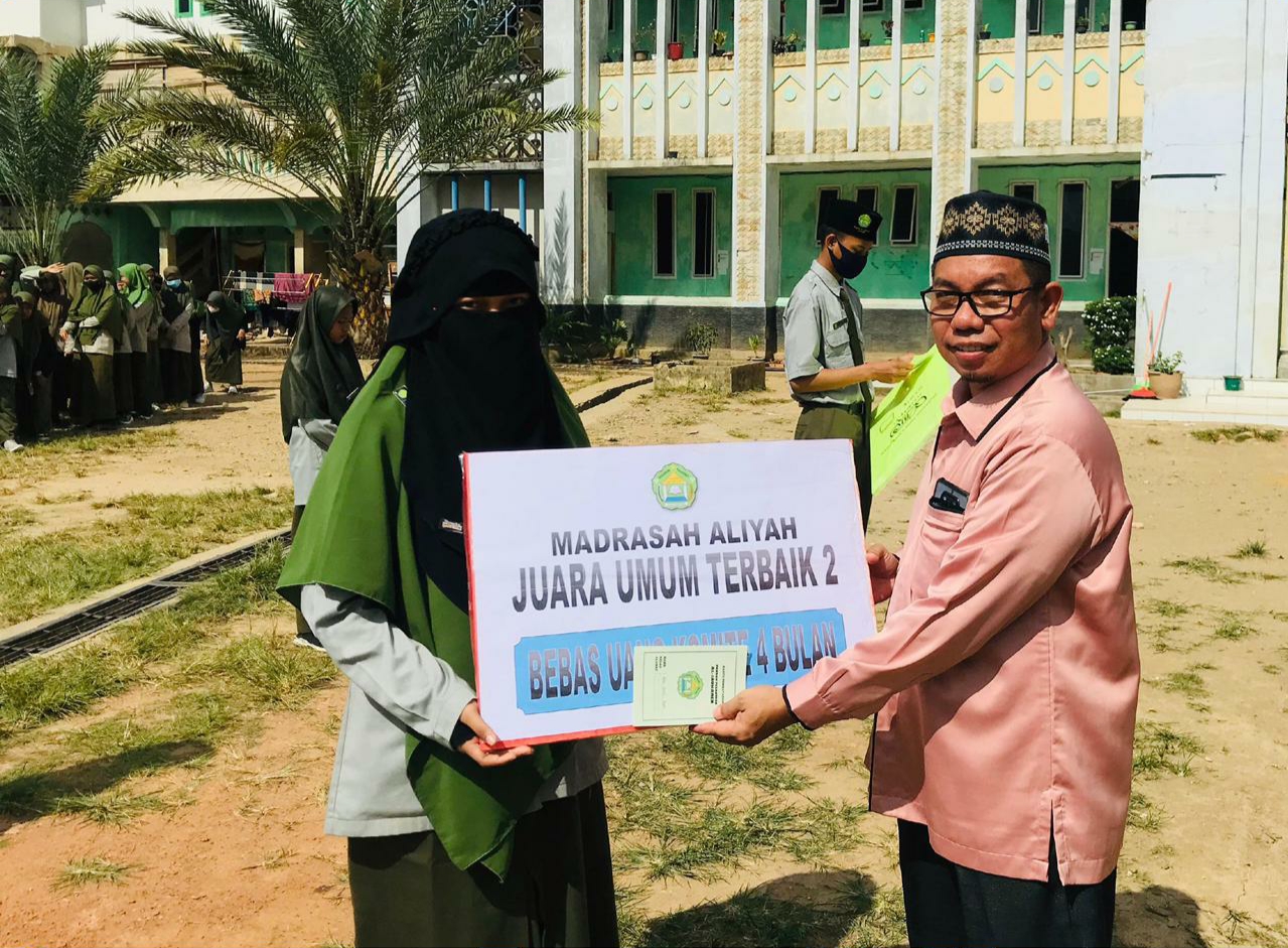 Peringkat Umum Terbaik di Raih Della Sekfia Riyani asal nipah panjang di Pesantren Al-Jauhare