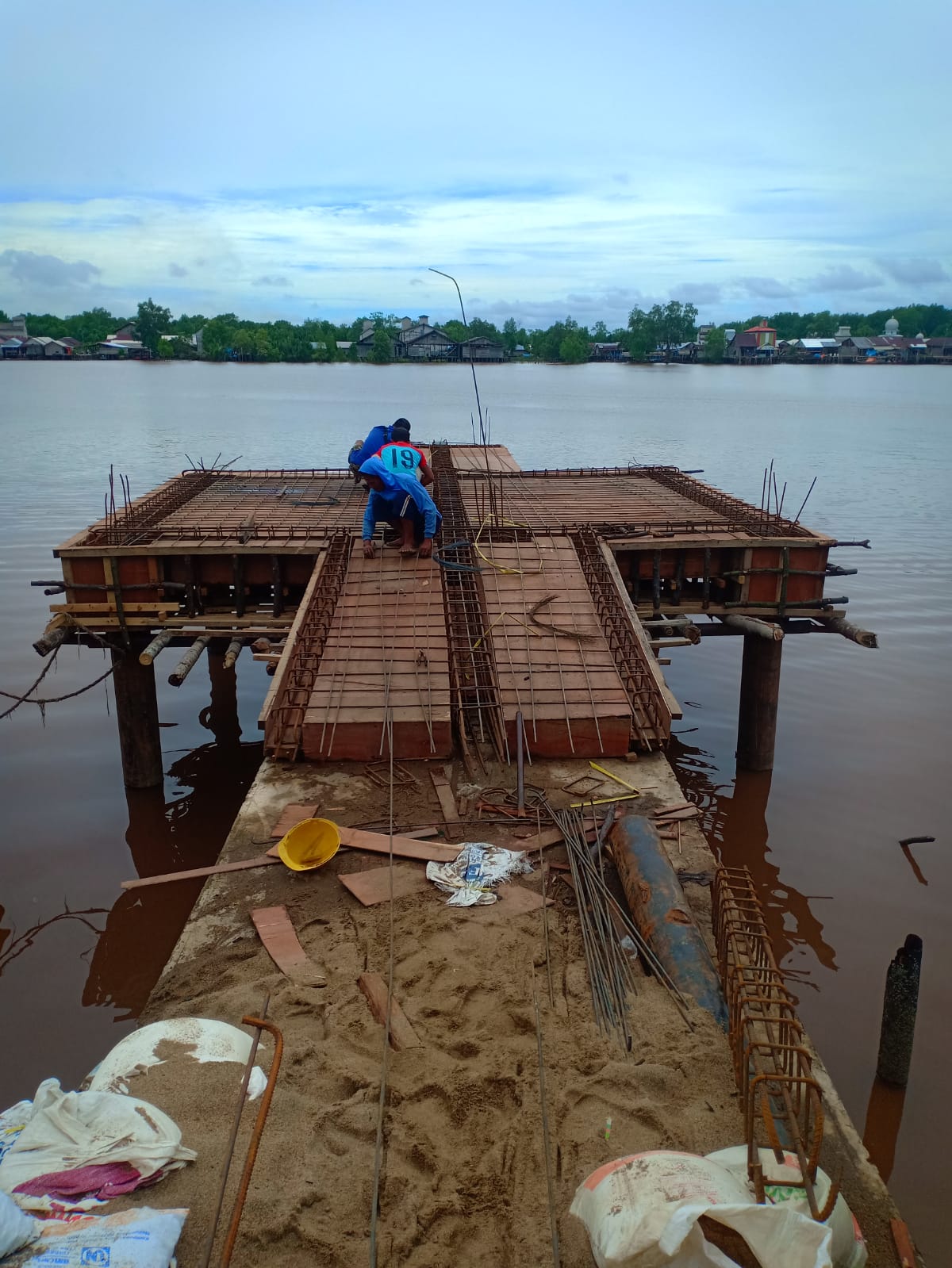 Kangkangi UU KIP, Proyek Pelabuhan Apung di Desa Sinar Kalimantan Tuai Sorotan