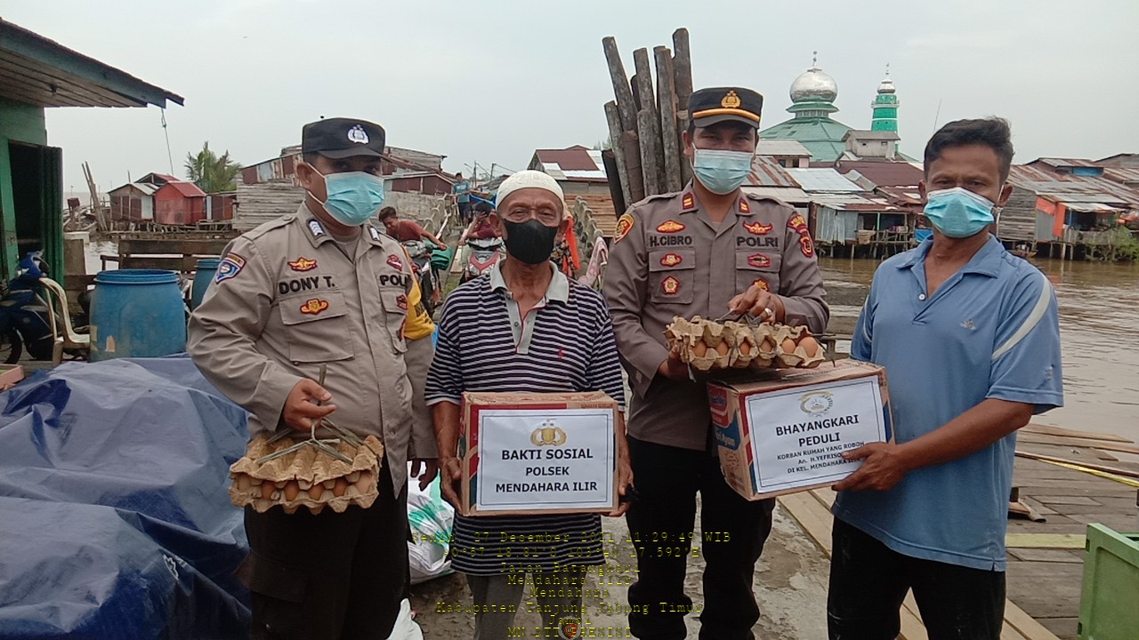 Polri Peduli, Kapolsek Berikan Bansos Kepada Korban Banjir Rob di Mendahara Ilir