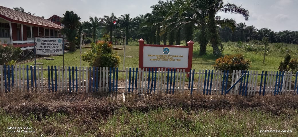 Miris, Siswa-Siswi Belajar Hanya Beralaskan Tikar, Kepala SDN 166/X Pandan Jaya Kecamatan Geragai Harapkan Bantuan Meubelair