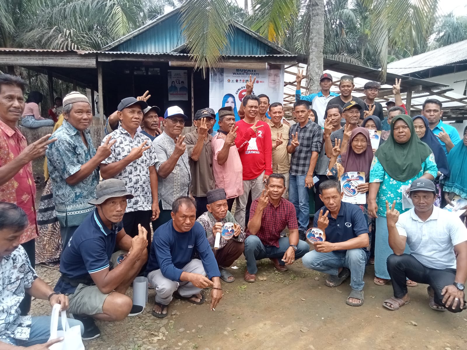 Pilbup Tanjabtim, Massa Kampung Singkep Sambut Riang Gembira Kandidat Nomor Urut 2 Dillah -Tanja, Siap Bangun Tanggul Perkebunan Rakyat 1000 KM