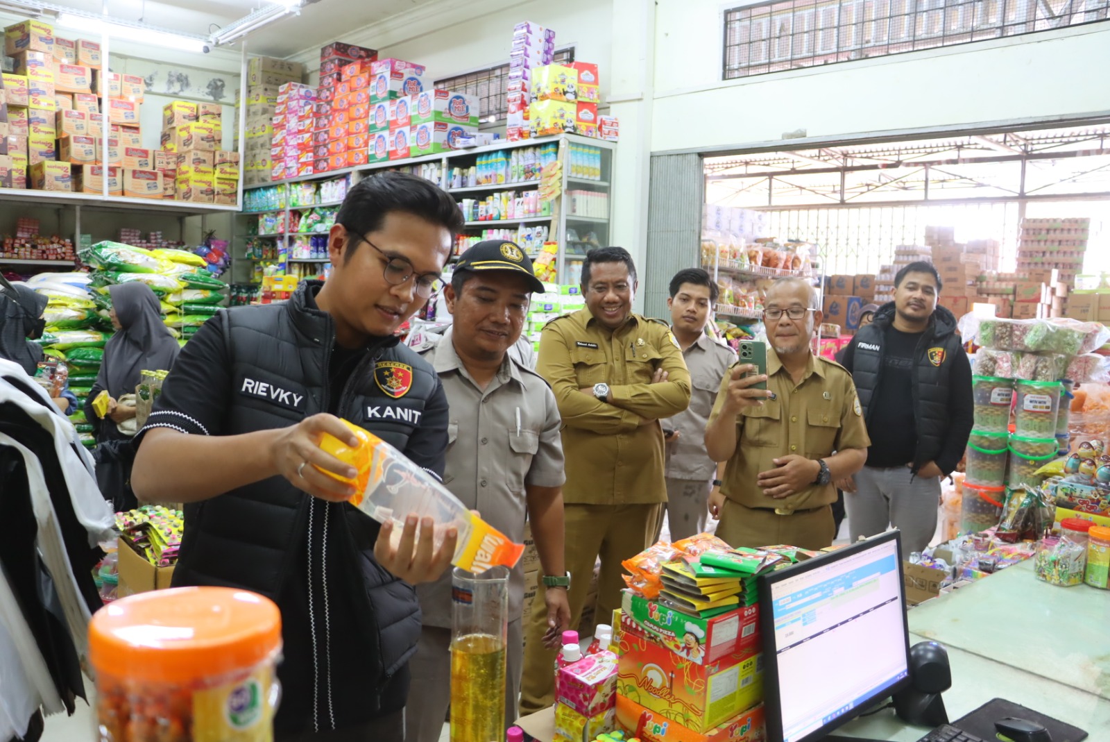 Kekurangan Literan Minyak kita Kemasan, Unit Tipidter Polres Tanjab Timur Bersama Disperindag Kab. Tanjab Timur Sigap Lakukan Pengecekan Toko – Toko Sembako Yang Menjual Minyak Goreng