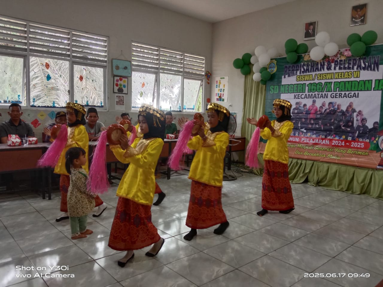 Tarian Rangguk Kerinci Meriahkan Acara Perpisahan SDN 166/X Pandan Jaya