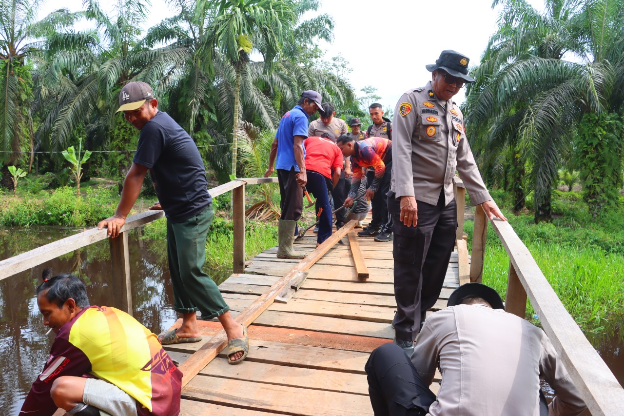 Polres Tanjung Jabung Timur Gerak Cepat Perbaiki Jembatan, Akses Penghubung Desa Sido Mukti Dan Desa Jati Mulyo Di Kecamatan Dendang
